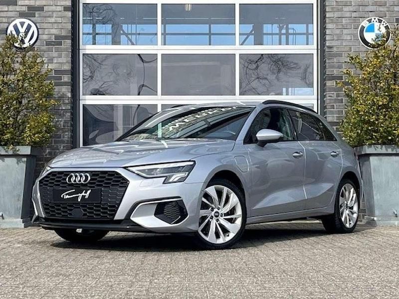 Grijs Gebruikt 2021 Audi A3 Sportback e-tron Sedan | € 24.445 (Eerlijke prijs) - Afbeelding 1/4