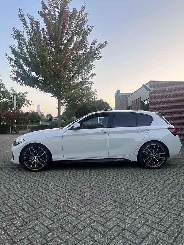 Wit Gebruikt 2019 BMW 118 Executive Hatchback | € 21.500 (Eerlijke prijs) - Afbeelding 1/4