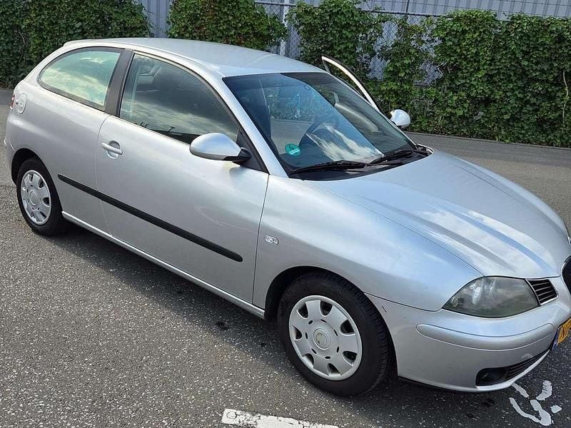 Zilver Gebruikt 2003 Seat Ibiza Hatchback | € 1.500 (Eerlijke prijs) - Afbeelding 1/4