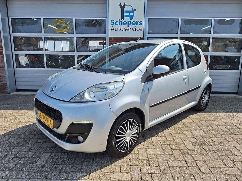 Zilver, metallic lak Gebruikt 2012 Peugeot 107 Active Hatchback | € 3.750 (Eerlijke prijs) - Afbeelding 1/4