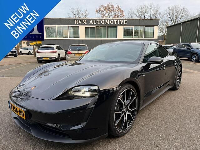 Zwart (metallic) Gebruikt 2023 Porsche Taycan Performance Package Sedan | € 64.440 (Eerlijke prijs) - Afbeelding 1/4