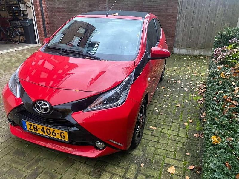 Rood Gebruikt 2017 Toyota Aygo X-cite Hatchback | € 9.950 (Eerlijke prijs) - Afbeelding 1/4