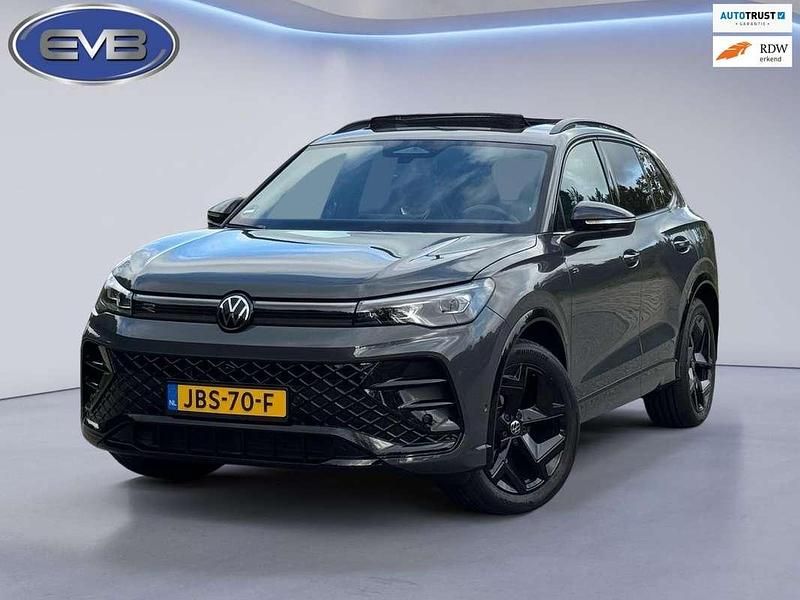 Grijs Gebruikt 2024 VW Tiguan R-line Edition SUV | € 48.945 (Duur) - Afbeelding 1/4