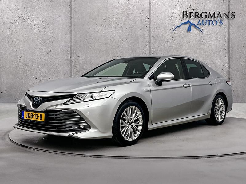 Grijs Gebruikt 2019 Toyota Camry Executive Sedan | € 26.900 (Eerlijke prijs) - Afbeelding 1/4