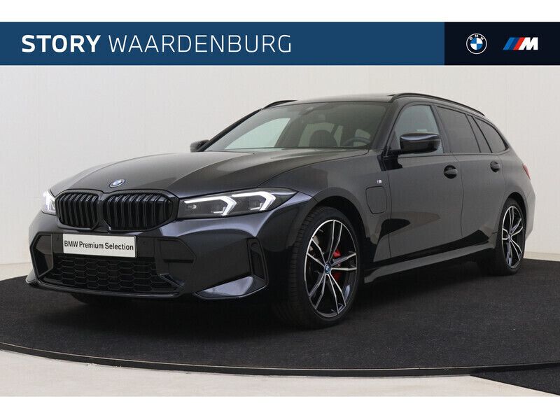 Zwart Gebruikt 2024 BMW 330e Comfort Edition Stationwagen | € 49.850 (Eerlijke prijs) - Afbeelding 1/4