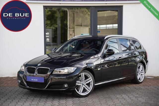 Zwart Gebruikt 2012 BMW 318 Luxury Line Stationwagen | € 7.911 (Eerlijke prijs) - Afbeelding 1/3