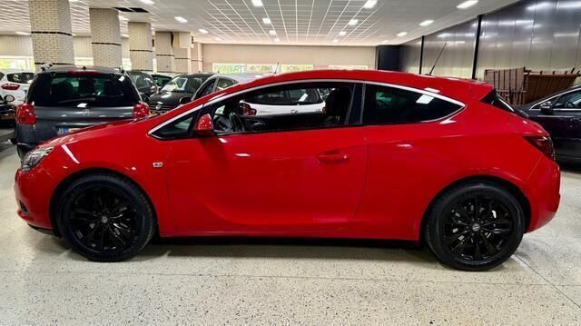 Rood, andere lak Gebruikt 2012 Opel Astra GTC Sport Coupé | € 7.750 (Eerlijke prijs) - Afbeelding 1/4