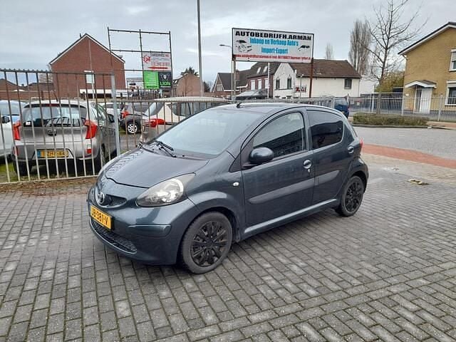 Grijs Gebruikt 2007 Toyota Aygo Hatchback | € 1.795 (Eerlijke prijs) - Afbeelding 1/4
