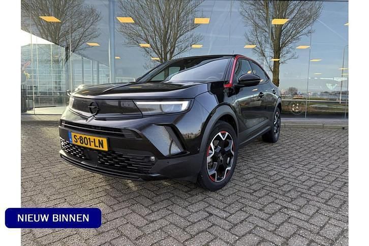 Zwart (metallic) Occasion 2023 Opel Mokka-e SUV | € 18.950 (Goede deal) - Afbeelding 1/4