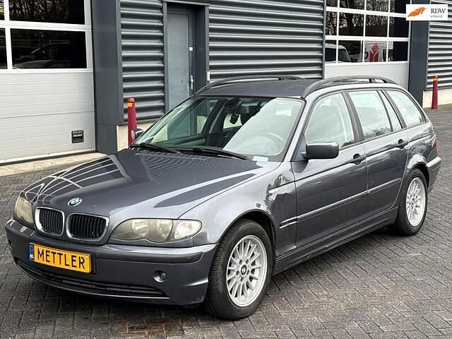 Grijs Gebruikt 2002 BMW 318 Executive Stationwagen | € 1.350 (Goede deal) - Afbeelding 1/4