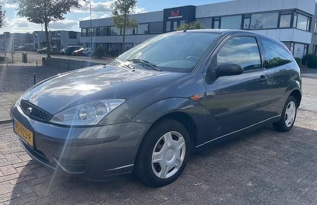 Grijs Gebruikt 2003 Ford Focus Hatchback | € 990 (Goede deal) - Afbeelding 1/4