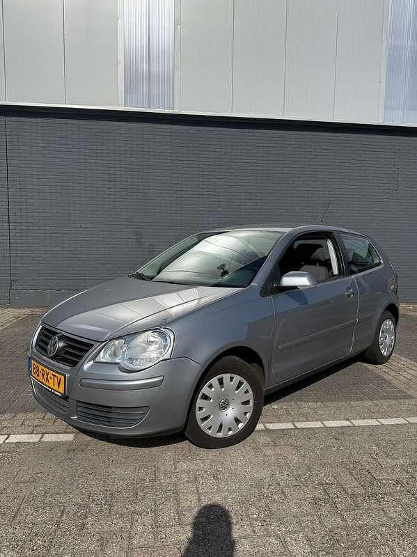 Grijs Gebruikt 2005 VW Polo Hatchback | € 3.349 (Eerlijke prijs) - Afbeelding 1/4