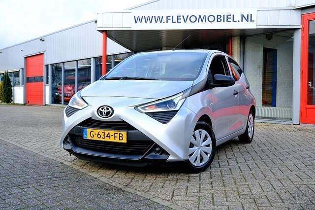 Grijs (metallic) Gebruikt 2019 Toyota Aygo Hatchback | € 6.950 (Eerlijke prijs) - Afbeelding 1/4