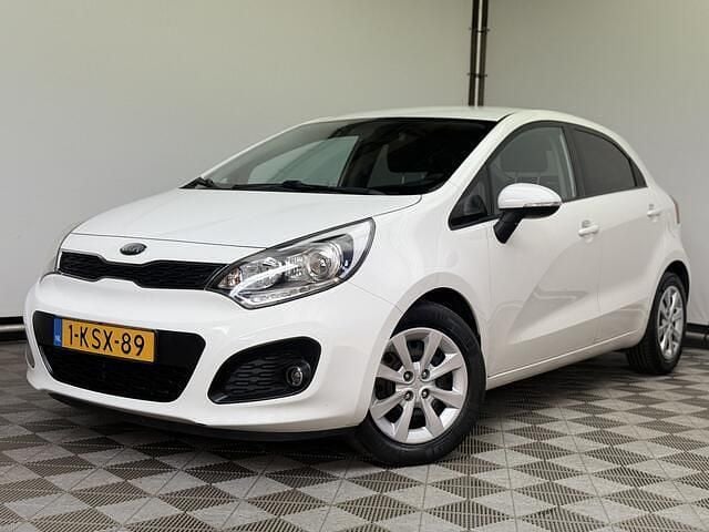 Wit Gebruikt 2013 Kia Rio Plus Hatchback | € 5.475 (Eerlijke prijs) - Afbeelding 1/4