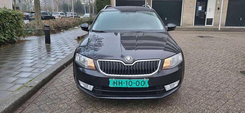 Zwart Occasion 2014 Skoda Octavia Stationwagen | € 4.750 (Eerlijke prijs) - Afbeelding 1/4