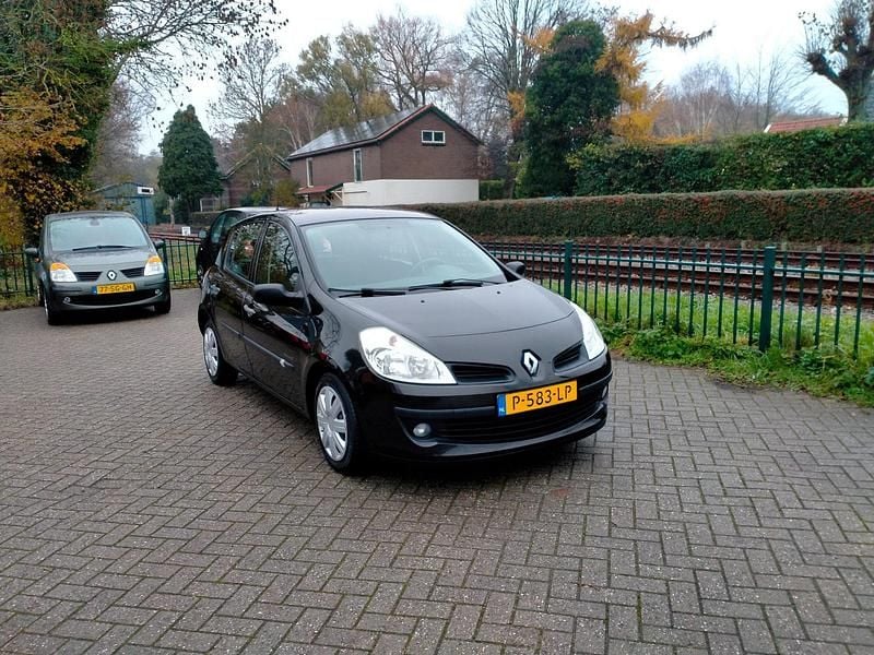 Zwart (metallic) Gebruikt 2009 Renault Clio II Authentique Hatchback | € 3.450 (Duur) - Afbeelding 1/4