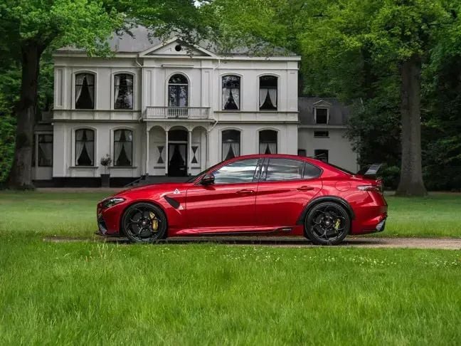 Rood, metallic lak Gebruikt 2022 Alfa Romeo Giulia Sedan | € 214.500 - Afbeelding 1/4