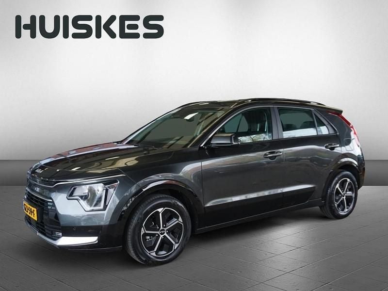 Interstellar grey metallic (grijs metall Occasion 2025 Kia Niro SUV | € 32.450 (Super prijs) - Afbeelding 1/4
