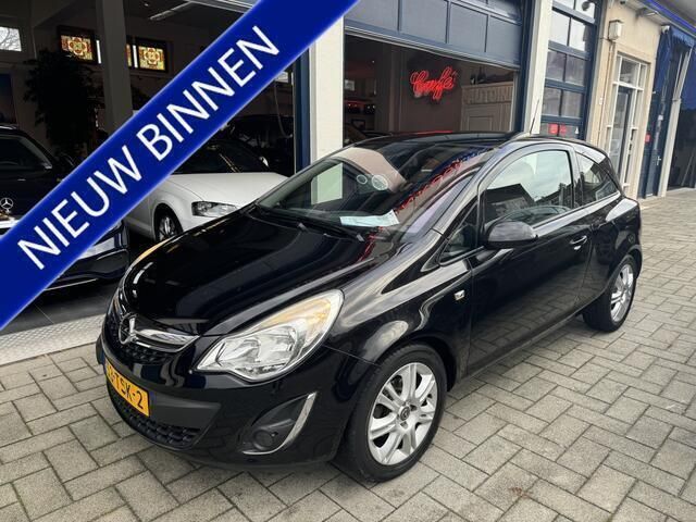 Zwart Gebruikt 2012 Opel Corsa Cosmo Hatchback | € 6.250 (Eerlijke prijs) - Afbeelding 1/4
