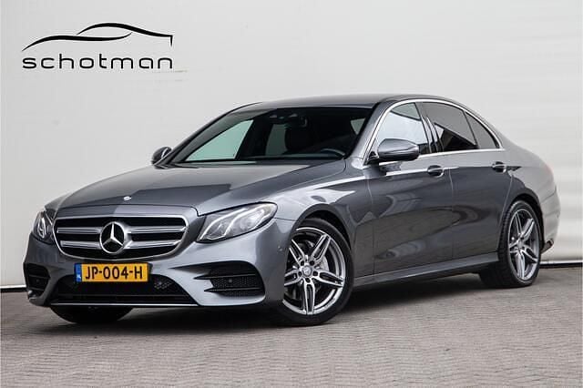 Grijs Gebruikt 2016 Mercedes E220 Ambition Sedan | € 19.500 (Eerlijke prijs) - Afbeelding 1/4