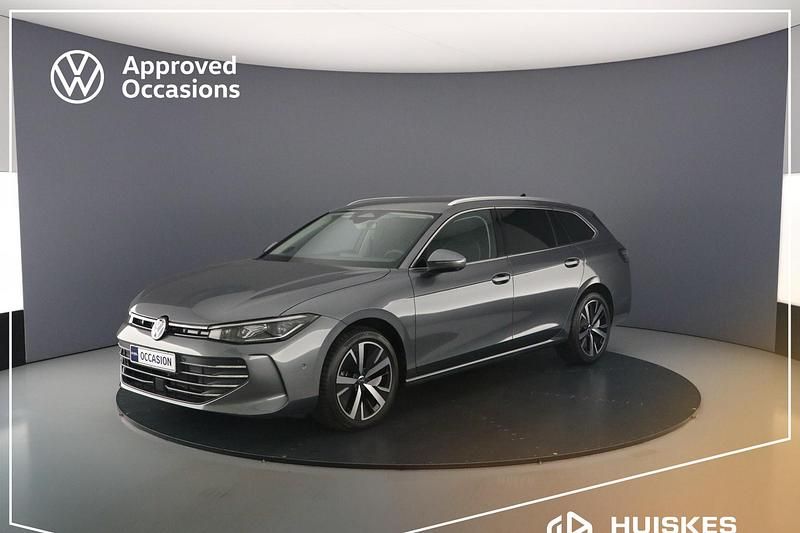Grijs Gebruikt 2024 VW Passat Business Stationwagen | € 41.900 (Duur) - Afbeelding 1/4