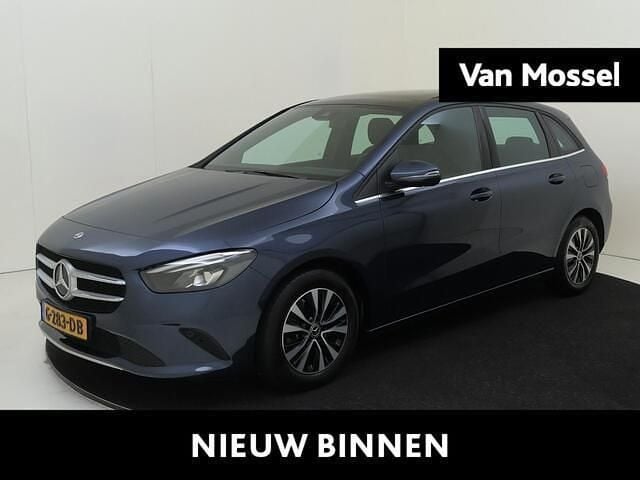 Blauw, metallic lak Gebruikt 2019 Mercedes B180 Business MPV | € 26.940 (Iets duurder) - Afbeelding 1/4