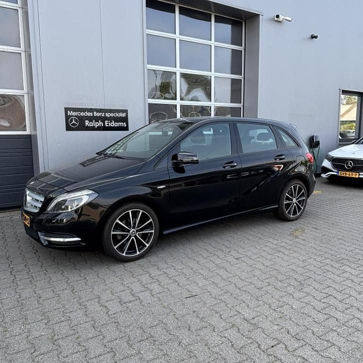 Zwart Gebruikt 2012 Mercedes B200 Ambition MPV | € 10.650 (Eerlijke prijs) - Afbeelding 1/4