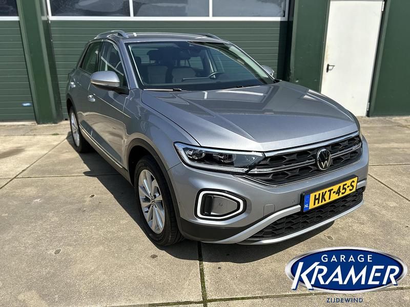 Grijs Gebruikt 2023 VW T-Roc Style SUV | € 29.950 (Goede deal) - Afbeelding 1/4