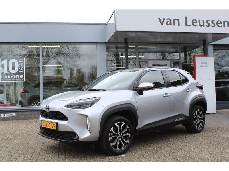 Grijs, metallic lak Gebruikt 2024 Toyota Yaris Cross SUV | € 29.400 (Eerlijke prijs) - Afbeelding 1/4