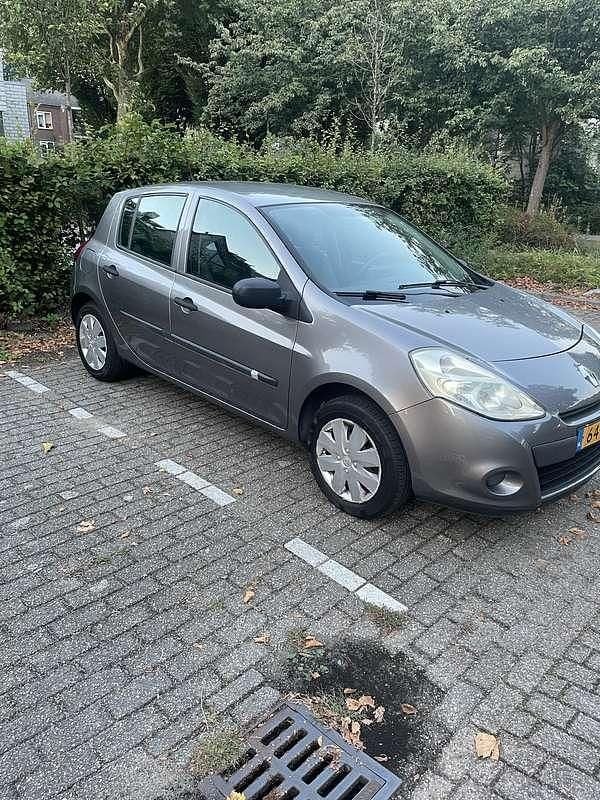 Grijs Gebruikt 2009 Renault Clio II Hatchback | € 2.450 (Eerlijke prijs) - Afbeelding 1/4