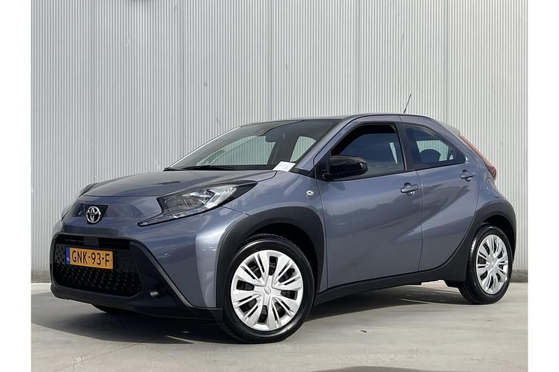 Grijs Gebruikt 2024 Toyota Aygo X Play SUV | € 18.999 - Afbeelding 1/1