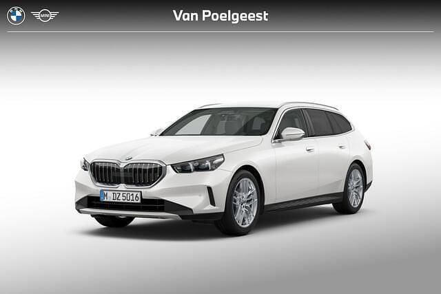 Wit Nieuw 2025 BMW 520 Comfort Edition Stationwagen | € 83.437 (Goede deal) - Afbeelding 1/4