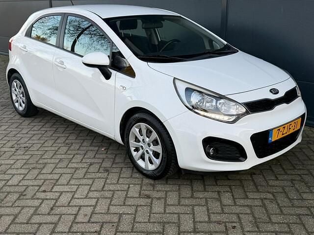 Wit Occasion 2015 Kia Rio Hatchback | € 5.245 (Eerlijke prijs) - Afbeelding 1/4