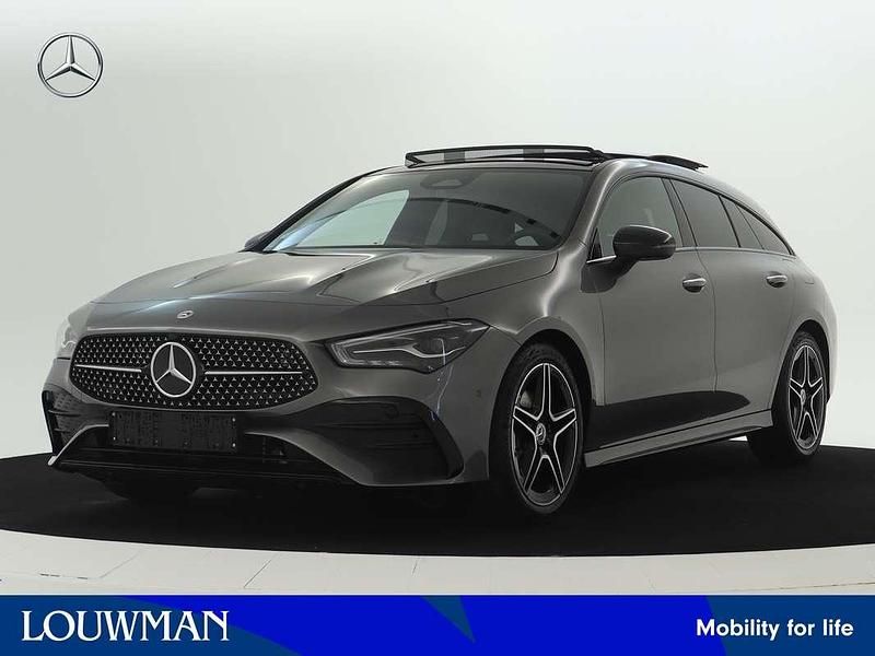 Berggrijs metaalkleur metallic Nieuw 2025 Mercedes CLA180 Shooting Brake AMG line Stationwagen | € 53.632 (Duur) - Afbeelding 1/4
