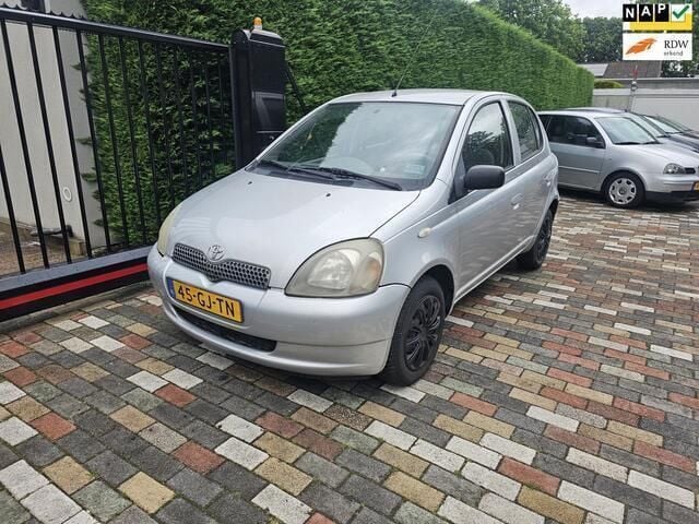 Grijs Gebruikt 2000 Toyota Yaris Luna Hatchback | € 1.650 (Goede deal) - Afbeelding 1/4