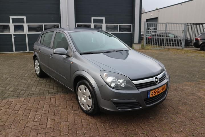 Grijs Gebruikt 2005 Opel Astra Enjoy Hatchback | € 2.999 (Iets duurder) - Afbeelding 1/4