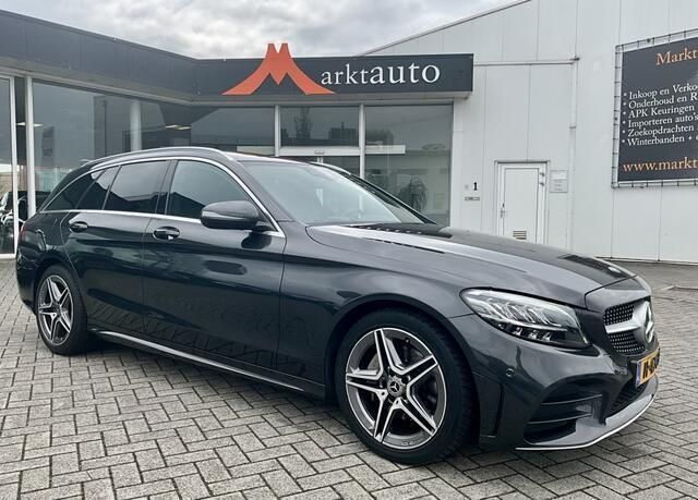 Grijs, metallic lak Gebruikt 2020 Mercedes C200 AMG Stationwagen | € 32.000 (Iets duurder) - Afbeelding 1/3