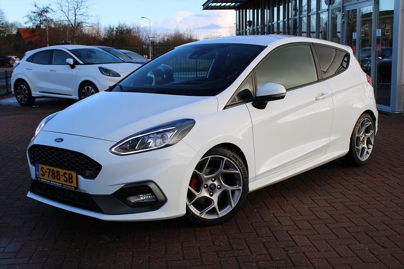 Wit Occasion 2024 Ford Fiesta ST Hatchback | € 17.995 (Super prijs) - Afbeelding 1/4