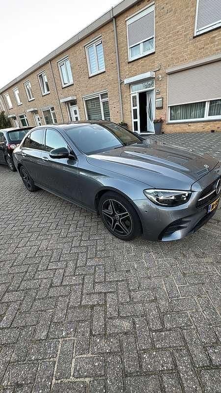 Grijs Gebruikt 2021 Mercedes E300 AMG Sedan | € 51.995 - Afbeelding 1/4
