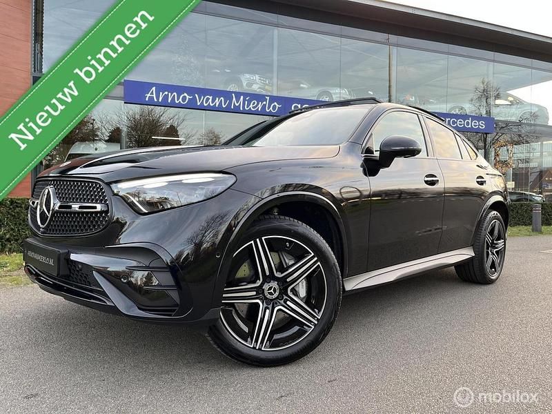 Zwart Gebruikt 2025 Mercedes GLC400d AMG line Coupé | € 76.000 (Goede deal) - Afbeelding 1/4