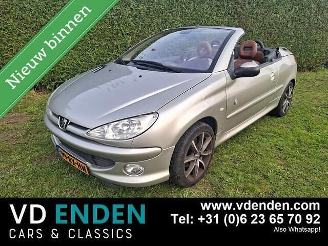 Grijs (metallic) Gebruikt 2005 Peugeot 206 CC Roland Garros Cabriolet | € 800 (Goede deal) - Afbeelding 1/4