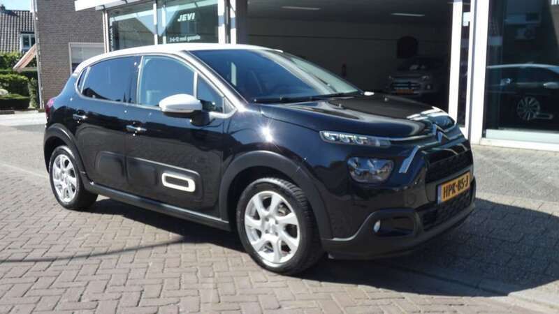 Zwart, metallic lak Gebruikt 2023 Citroën C3 PureTech Hatchback | € 15.900 (Goede deal) - Afbeelding 1/4