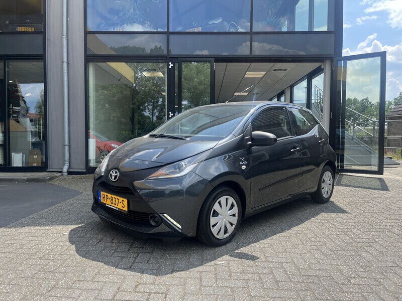 Grijs Occasion 2018 Toyota Aygo Hatchback | € 9.950 (Eerlijke prijs) - Afbeelding 1/4