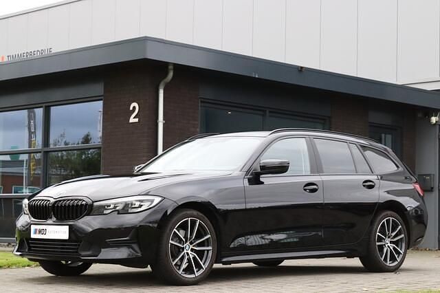 Zwart Gebruikt 2021 BMW 318 Advantage Stationwagen | € 23.950 (Goede deal) - Afbeelding 1/4