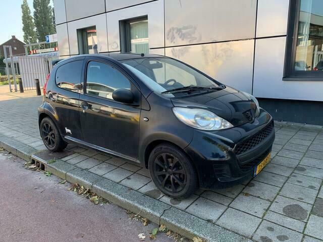 Zwart Gebruikt 2011 Peugeot 107 Hatchback | € 2.750 (Eerlijke prijs) - Afbeelding 1/4
