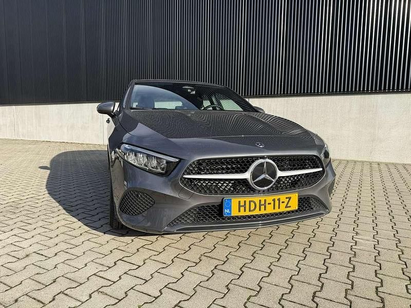 Occasion Mercedes A180 AMG line 136 PK (100 kW) 2025 Grijs Hatchback