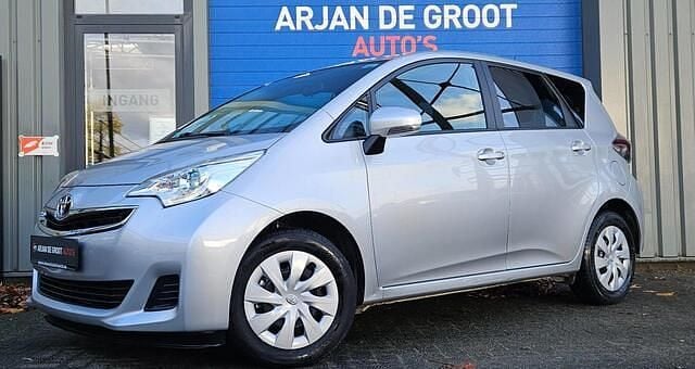 Grijs Gebruikt 2014 Toyota Verso-S MPV | € 12.950 (Goede deal) - Afbeelding 1/4