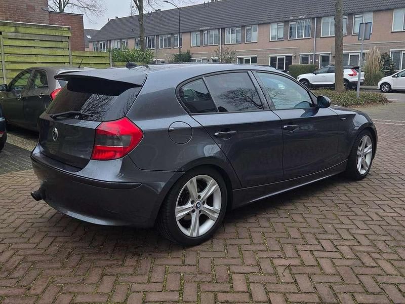 Grijs Gebruikt 2007 BMW 116 Hatchback | € 2.800 (Eerlijke prijs) - Afbeelding 1/4