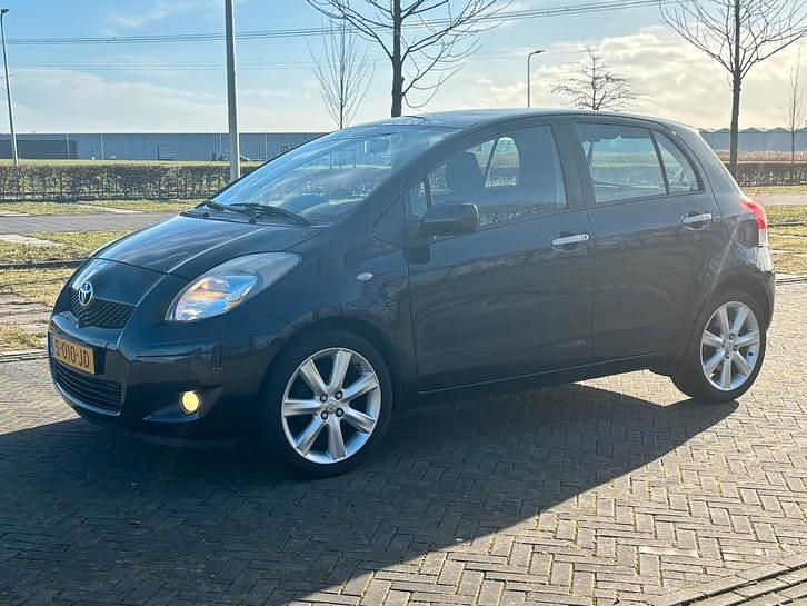 Occasion Toyota Yaris Comfort 99 PK (72 kW) 2010 Zwart Hatchback