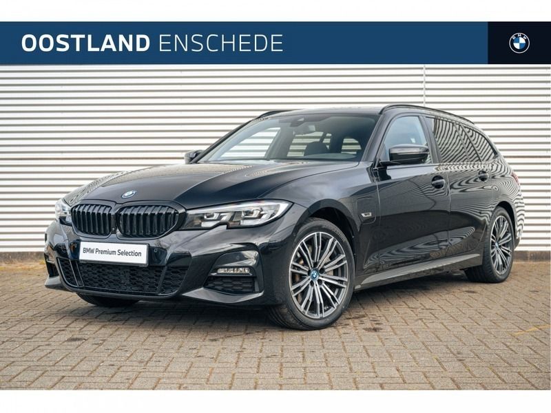 Saphirschwarz (donker zwart metallic) Gebruikt 2022 BMW 330e Executive Stationwagen | € 37.250 (Eerlijke prijs) - Afbeelding 1/4